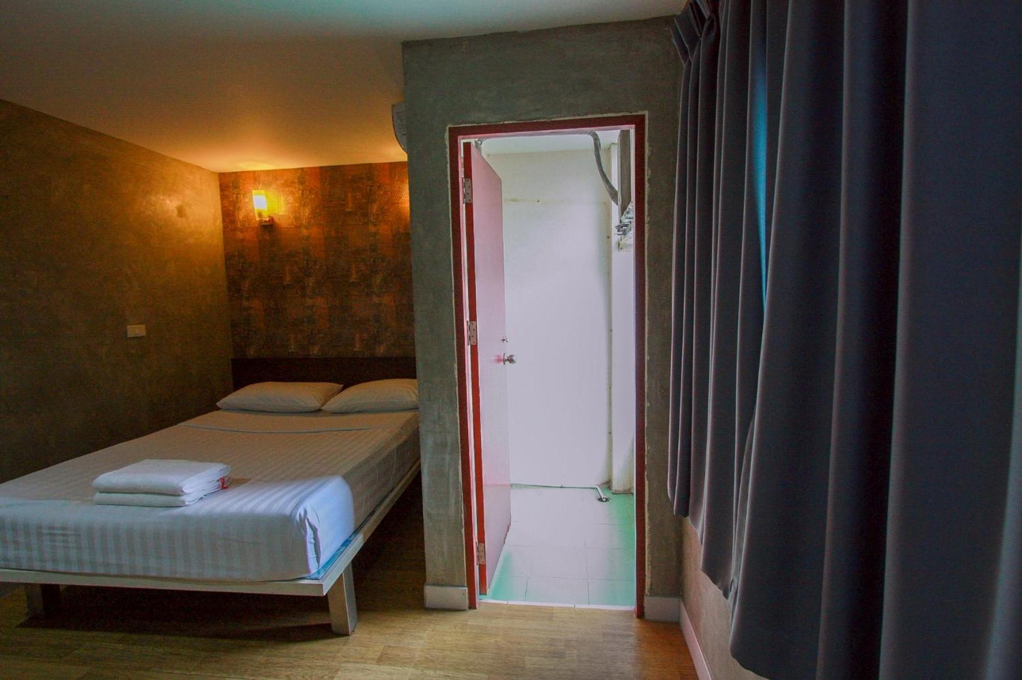 18 Coins Budget Hotel Pattaya Oda fotoğraf